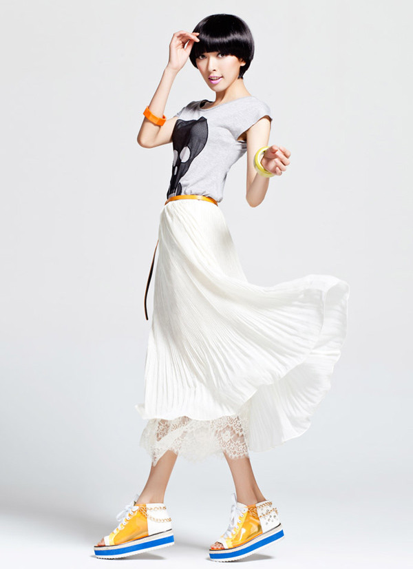 Với cách mix đồ trẻ trung này, bạn không cần phải đi giày cao gót dịu dàng, có thể chọn giày thể thao, giày oxford... Xem thêm: "Nhức mắt" với trang phục khoe thân của Can Lộ Lộ Với cách mix đồ trẻ trung này, bạn không cần phải đi giày cao gót dịu dàng, có thể chọn giày thể thao, giày oxford... Xem thêm: "Nhức mắt" với trang phục khoe thân của Can Lộ Lộ