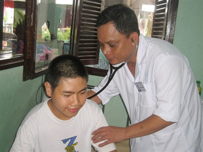 Bác sĩ Hải đang kiểm tra lại sau phẫu thuật cho BN Duy. Bác sĩ Hải đang kiểm tra lại sau phẫu thuật cho BN Duy.