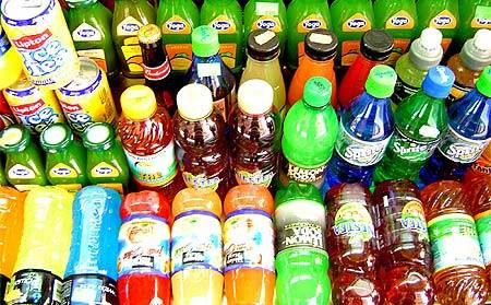 Riêng nước có ga như coca cola, 7UP..., được xem là những loại đồ uống không phù hợp với bàng quang. Lý do, quá trình sục khí carbonic (Cacbonation) gây kích hoạt bàng quang không khác gì chất kích thích và axít, nếu dùng lâu ngày sẽ làm suy yếu bàng quang. Riêng nước có ga như coca cola, 7UP..., được xem là những loại đồ uống không phù hợp với bàng quang. Lý do, quá trình sục khí carbonic (Cacbonation) gây kích hoạt bàng quang không khác gì chất kích thích và axít, nếu dùng lâu ngày sẽ làm suy yếu bàng quang.