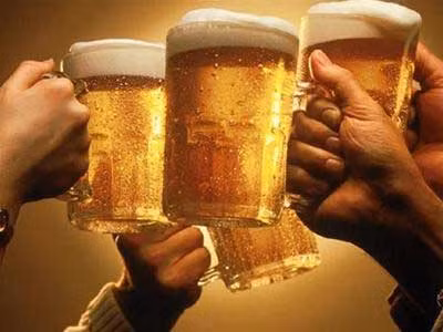 Rượu bia: Giống như cà phê và các loại đồ uống kích thích khác, rượu bia thuộc nhóm lợi tiểu và có tính kích thích cao. Cho dù là rượu nặng, bia, champagne hay rượu nhẹ đều can thiệp đến các tín hiệu não, đồng nghĩa làm tăng chất lỏng, tăng mức độ làm việc cho thận và buộc bàng quang phải hoạt động nhiều hơn, đi tiểu nhiều nhưng lại gây mất nước. Tốt hơn là nên thay bằng nước ép trái cây hoặc trà thảo dược sẽ có tác dụng hơn cho bàng quang.