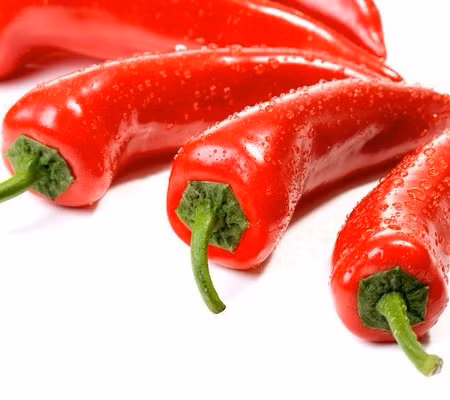Nước sốt nóng, ớt, hạt tiêu: Khoai tây chiên cay nóng, món càri hoặc các món ăn sốt nóng nhiều gia vị được xem là khoái khẩu nhưng lại gây bất lợi cho nhóm người mắc bệnh bàng quang, bởi gây kích thích niêm mạc, làm tăng số lần đi tiểu. Nên chọn các món ăn mát, sử dụng các loại thảo mộc, tỏi và hương vị mạnh khác sẽ có tác dụng hơn và không làm tăng tính kích thích của bàng quang.