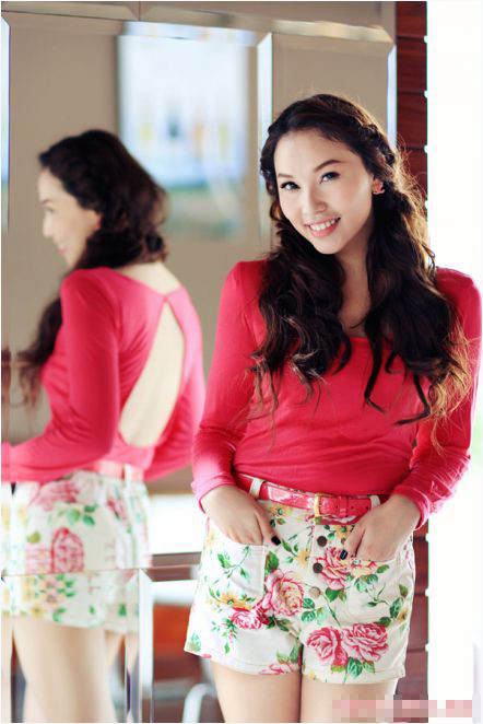 Cách mặc tông xuyệt tông của Quỳnh Thư là một trong những gợi ý mặc short hoa hợp lý. Cách mặc tông xuyệt tông của Quỳnh Thư là một trong những gợi ý mặc short hoa hợp lý.