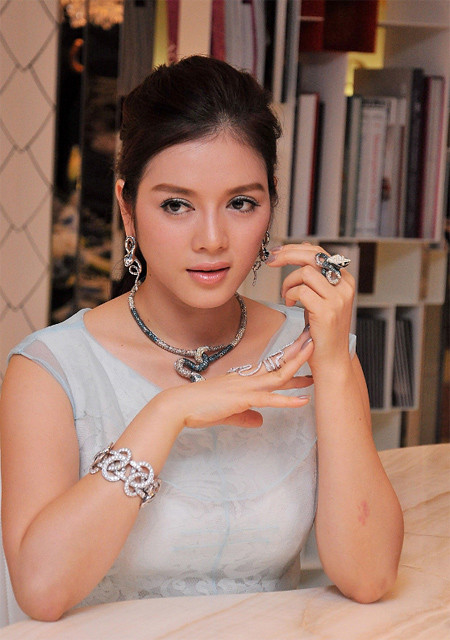 Đại sứ Du lịch sang trọng và quý phái trong bộ trang sức kim cương tinh xảo và tất nhiên, giá trị của chúng cũng không kém phần hoành tráng. Đại sứ Du lịch sang trọng và quý phái trong bộ trang sức kim cương tinh xảo và tất nhiên, giá trị của chúng cũng không kém phần hoành tráng.