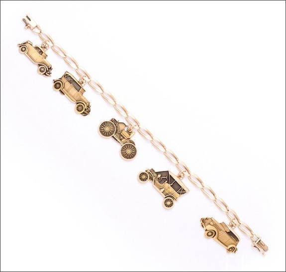 Lắc tay hình những chiếc xe cổ thật độc đáo đáng yêu. Xem thêm: Phụ kiện làm đẹp Mango Xuân- Hè 2012 Lắc tay hình những chiếc xe cổ thật độc đáo đáng yêu. Xem thêm: Phụ kiện làm đẹp Mango Xuân- Hè 2012