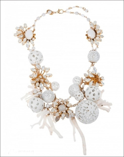 Vòng cổ mang âm hưởng biển cả tinh khiết và sang trọng. Xem thêm: Phụ kiện làm đẹp Mango Xuân- Hè 2012 Vòng cổ mang âm hưởng biển cả tinh khiết và sang trọng. Xem thêm: Phụ kiện làm đẹp Mango Xuân- Hè 2012