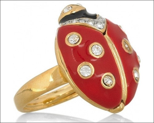 Nhẫn hình bọ rùa đính đá lấp lánh. Xem thêm: Phụ kiện làm đẹp Mango Xuân- Hè 2012 Nhẫn hình bọ rùa đính đá lấp lánh. Xem thêm: Phụ kiện làm đẹp Mango Xuân- Hè 2012