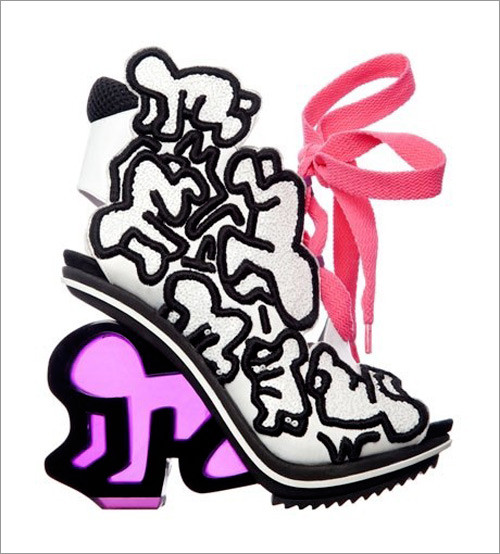 Nicholas Kirkwood đem đến thiết kế đậm chất thể thao từ phom dáng đến họa tiết trang trí. Nicholas Kirkwood đem đến thiết kế đậm chất thể thao từ phom dáng đến họa tiết trang trí.