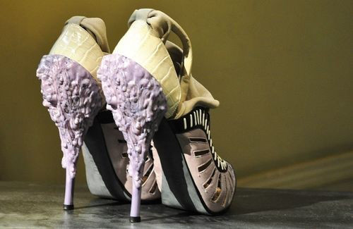 Một mẫu giầy thú vị khác của Nicholas Kirkwood cũng khiến các tín đồ thời trang yêu thích. Một mẫu giầy thú vị khác của Nicholas Kirkwood cũng khiến các tín đồ thời trang yêu thích.