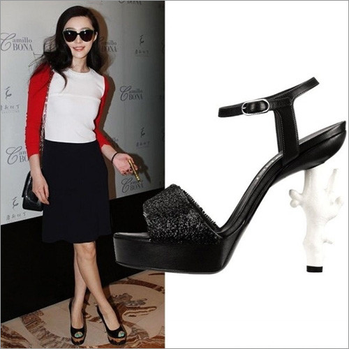 Ngôi sao thời trang Phạm Băng Băng xinh tươi trên đôi sandal cao gót với đế biến tấu hình nhánh san hô rất xinh xắn của Chanel. Ngôi sao thời trang Phạm Băng Băng xinh tươi trên đôi sandal cao gót với đế biến tấu hình nhánh san hô rất xinh xắn của Chanel.