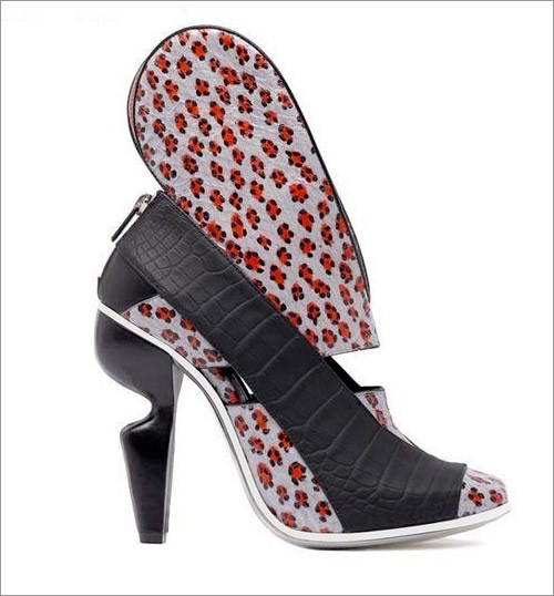 Balenciaga khiến các cô gái cá tính rất thích thú với mẫu giầy độc đáo. Balenciaga khiến các cô gái cá tính rất thích thú với mẫu giầy độc đáo.