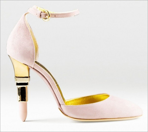 Alberto Guardiani mang đến những đường nét mảnh mai đầy sexy. Alberto Guardiani mang đến những đường nét mảnh mai đầy sexy.