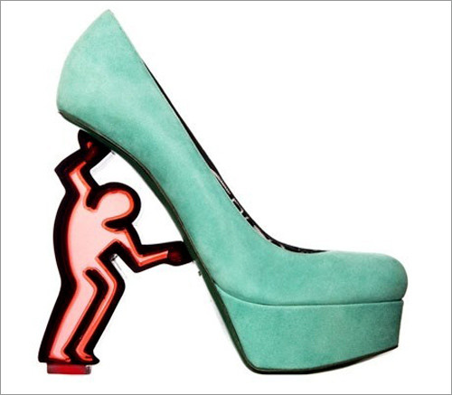 Giầy platfom có đế hình vận động viên tinh nghịch. Giầy platfom có đế hình vận động viên tinh nghịch.