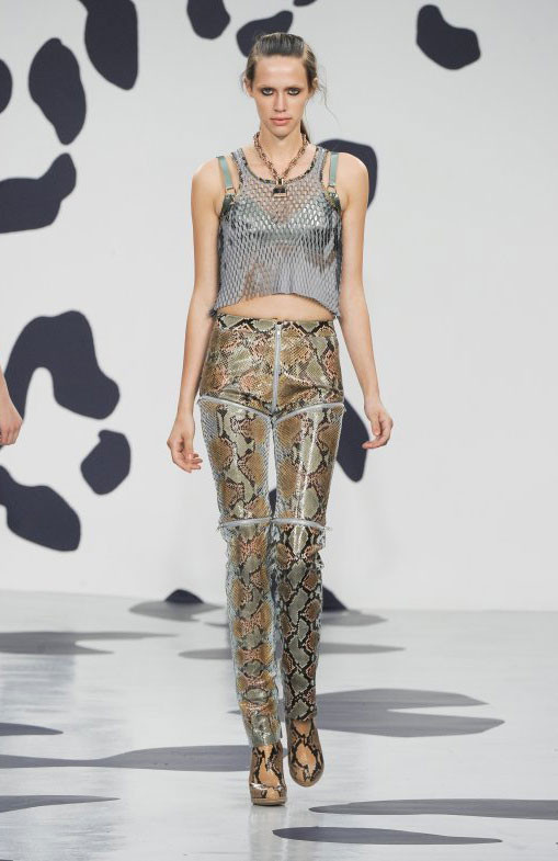 Sàn catwalk 2012 với cách phối đồ phù hợp với áo crop top. Xem thêm:Sao Hollywood đang "ngất ngây" kiểu túi nào?