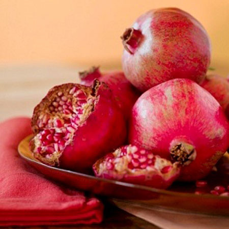 Tăng đề kháng: Quả lựu chứa vitamin C, chất xơ và kali dồi dào, giúp cơ thể chống lại cảm lạnh và giữ cho hệ thống tiêu hóa khỏe mạnh. Bổ sung nước lựu và hạt lựu vào chế độ ăn uống của mình có thể giúp cơ thể chống lại một số loại vi khuẩn. Lựu cũng chứa nhiều canxi, vitamin A, vitamin E và acid folic có lợi trong việc tăng cường sức đề kháng cho cơ thể. Xem thêm:Điểm danh một số "thần dược" chống say nắng mùa hè