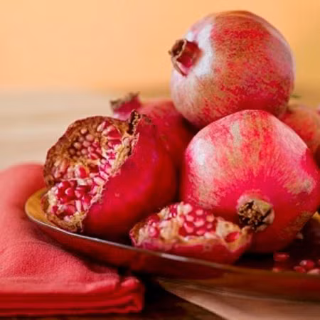Tăng đề kháng: Quả lựu chứa vitamin C, chất xơ và kali dồi dào, giúp cơ thể chống lại cảm lạnh và giữ cho hệ thống tiêu hóa khỏe mạnh. Bổ sung nước lựu và hạt lựu vào chế độ ăn uống của mình có thể giúp cơ thể chống lại một số loại vi khuẩn. Lựu cũng chứa nhiều canxi, vitamin A, vitamin E và acid folic có lợi trong việc tăng cường sức đề kháng cho cơ thể. Xem thêm:Điểm danh một số "thần dược" chống say nắng mùa hè