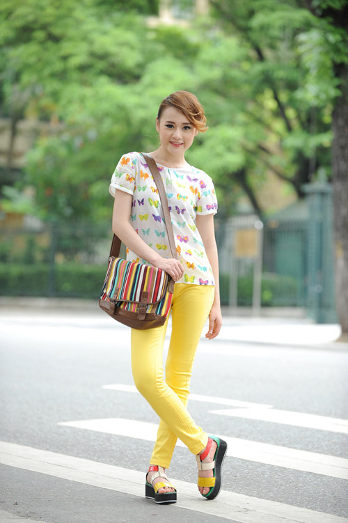 Bạn trông thật năng động và không kém nổi bật với trang phục đơn giản: jeans màu vàng và áo cánh. Xem thêm:"Nhấn nhá" nét duyên cho ngày hè vàng nắng Bạn trông thật năng động và không kém nổi bật với trang phục đơn giản: jeans màu vàng và áo cánh. Xem thêm:"Nhấn nhá" nét duyên cho ngày hè vàng nắng
