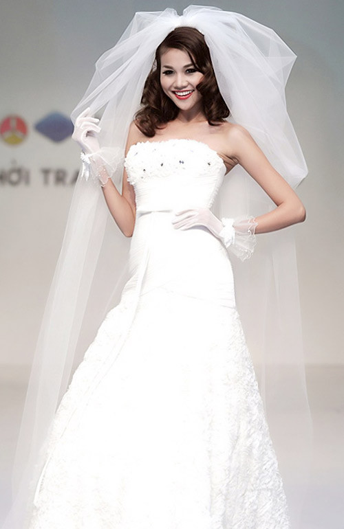 Tóc xoăn bồng bềnh khiến cô dâu Thanh Hằng quyến rũ, gợi cảm. Xem thêm:Tóc búi yêu kiều cho cô dâu tóc ngắn