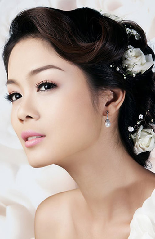 Một kiểu tóc đẹp cho gương mặt tròn như Tuyết Ngọc Xem thêm:Tóc búi yêu kiều cho cô dâu tóc ngắn