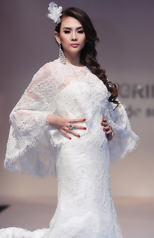 Ngọc Quyên, Hoàng Yến dịu dàng cùng tóc tết. Xem thêm:Tóc búi yêu kiều cho cô dâu tóc ngắn