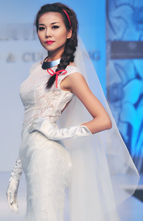 Tuy thế, mái tóc tết lệch điệu đà lại mang nét trẻ trung, yêu kiều hơn. Xem thêm:Tóc búi yêu kiều cho cô dâu tóc ngắn