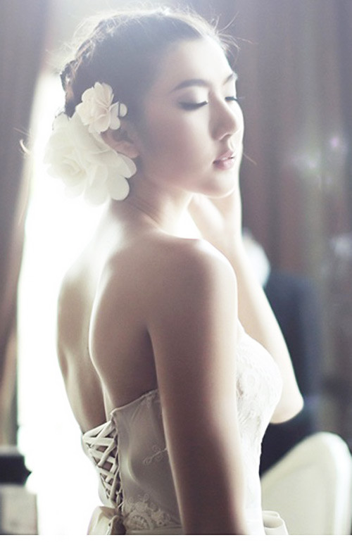 Xem thêm:Tóc búi yêu kiều cho cô dâu tóc ngắn