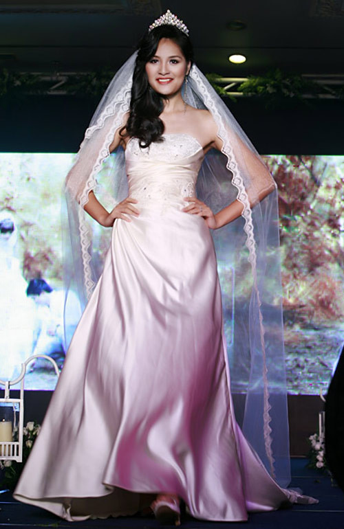 Xem thêm:Tóc búi yêu kiều cho cô dâu tóc ngắn