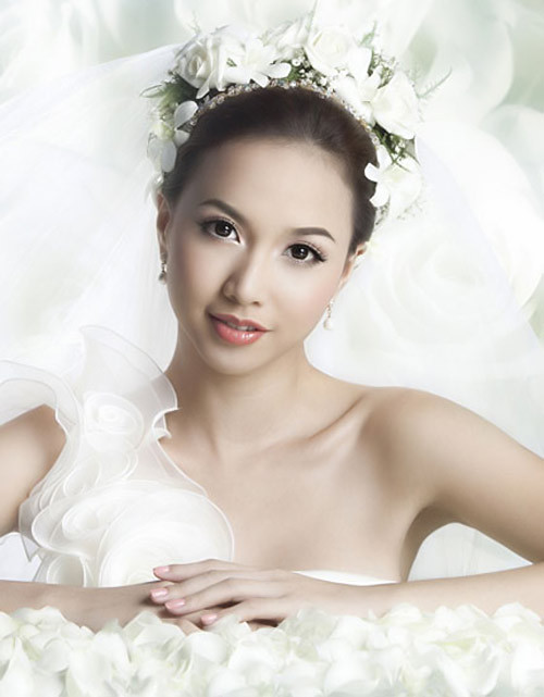 Kiểu tóc búi cao khiến gương mặt Ngọc Diệp sáng rạng ngời. Xem thêm:Tóc búi yêu kiều cho cô dâu tóc ngắn