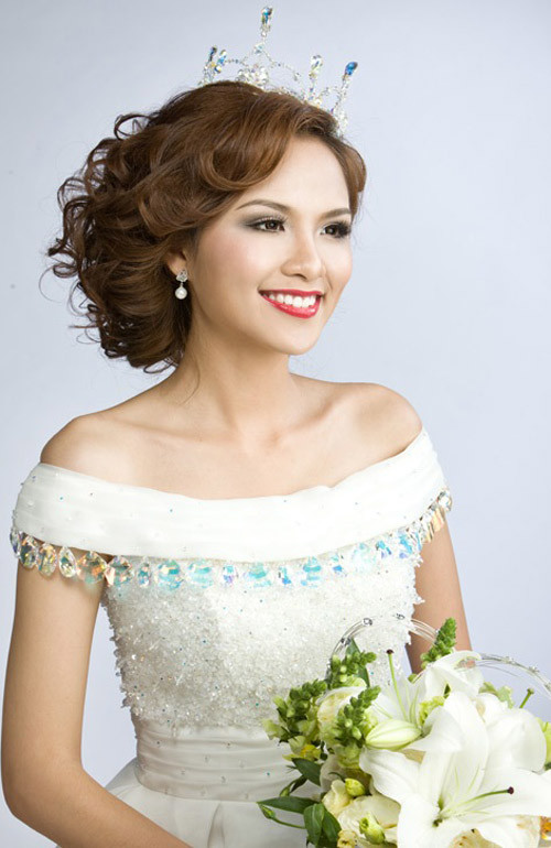 Trong khi đó, Ngân Khánh, Hương Giang và Diễm Hương kiêu sa với tóc tết vương miện. Xem thêm:Tóc búi yêu kiều cho cô dâu tóc ngắn