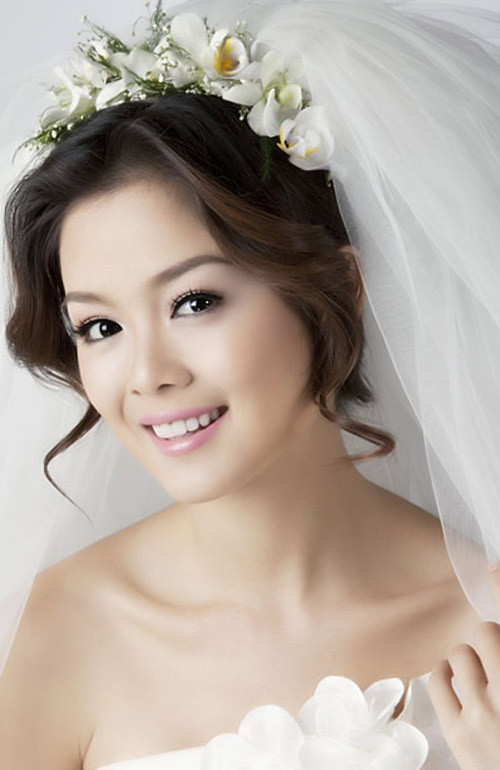 Xem thêm:Tóc búi yêu kiều cho cô dâu tóc ngắn