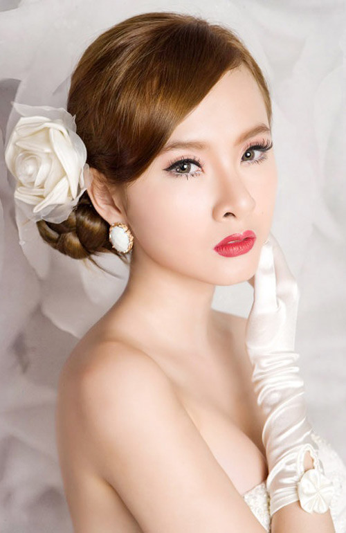 Kiểu tóc tết búi khiến Angella Phương Trinh cứng cáp, kiêu kỳ và sexy. Xem thêm:Tóc búi yêu kiều cho cô dâu tóc ngắn