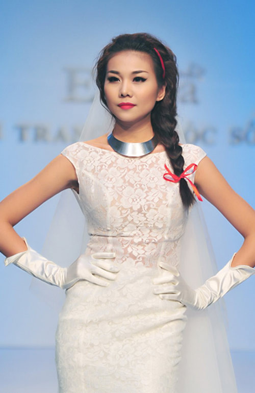 Xem thêm:Tóc búi yêu kiều cho cô dâu tóc ngắn