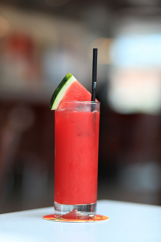 Sinh tố dưa hấu: Nhiều người vẫn lầm tưởng rằng uống nhiều sinh tố trái cây cũng không lo bị béo. Nhưng thực tế, nước trái cây ép chứa nhiều calo hơn việc bạn ăn trực tiếp chúng. Tuy nhiên, có một số sinh tố không gây béo phì đặc biệt là vùng bụng. Một trong số đó là nước ép dưa hấu không đường. Dưa hấu chứa hàm lượng nước cao và một số chất dinh dưỡng như lycopene chống ung thư, arginine – một axit amin có thể làm tiêu hao mỡ thừa và săn chắc cơ thể. Sinh tố dưa hấu: Nhiều người vẫn lầm tưởng rằng uống nhiều sinh tố trái cây cũng không lo bị béo. Nhưng thực tế, nước trái cây ép chứa nhiều calo hơn việc bạn ăn trực tiếp chúng. Tuy nhiên, có một số sinh tố không gây béo phì đặc biệt là vùng bụng. Một trong số đó là nước ép dưa hấu không đường. Dưa hấu chứa hàm lượng nước cao và một số chất dinh dưỡng như lycopene chống ung thư, arginine – một axit amin có thể làm tiêu hao mỡ thừa và săn chắc cơ thể.