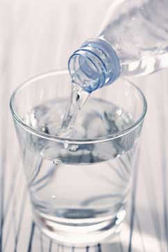 Nước lọc: Nước là một yếu tố quan trọng khi bạn đang cố gắng để giảm cân. Uống nhiều nước giúp cơ thể duy trì sự cân bằng chất lỏng thích hợp và làm tăng cảm giác no, do đó bạn sẽ ăn ít thức ăn hơn. Bạn cũng có thể thêm vào đó các loại thảo mộc tươi, trái cây với hàm lượng calo thấp như vài lát chanh, dưa chuột để tăng hương vị. Nhưng chú ý không nên cho thêm đường vào trong nước. Nước lọc: Nước là một yếu tố quan trọng khi bạn đang cố gắng để giảm cân. Uống nhiều nước giúp cơ thể duy trì sự cân bằng chất lỏng thích hợp và làm tăng cảm giác no, do đó bạn sẽ ăn ít thức ăn hơn. Bạn cũng có thể thêm vào đó các loại thảo mộc tươi, trái cây với hàm lượng calo thấp như vài lát chanh, dưa chuột để tăng hương vị. Nhưng chú ý không nên cho thêm đường vào trong nước.