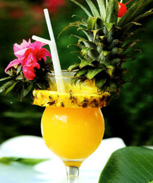 Nước dứa: Trong dứa có chứa bromelain, một loại emzim giúp phân hủy protein, dễ tiêu hóa và tiêu giảm mỡ bụng. Phụ nữ đang mang thai, cho con bú không ăn dứa tươi quá liều lượng (2 khoanh 30g) hoặc dứa chín rục (20g). Chất pepin chứa trong nước dứa là con dao hai lưỡi. Nếu điều trị được bệnh viêm họng, tái tạo mô thanh quản thì lại làm hạ thấp lượng estrogen làm tắc sữa, giảm magnesium làm cho thai nhi yếu.Bởi vậy nên các bà mẹ cần phải cân nhắc khi sử dụng. Nước dứa: Trong dứa có chứa bromelain, một loại emzim giúp phân hủy protein, dễ tiêu hóa và tiêu giảm mỡ bụng. Phụ nữ đang mang thai, cho con bú không ăn dứa tươi quá liều lượng (2 khoanh 30g) hoặc dứa chín rục (20g). Chất pepin chứa trong nước dứa là con dao hai lưỡi. Nếu điều trị được bệnh viêm họng, tái tạo mô thanh quản thì lại làm hạ thấp lượng estrogen làm tắc sữa, giảm magnesium làm cho thai nhi yếu.Bởi vậy nên các bà mẹ cần phải cân nhắc khi sử dụng.