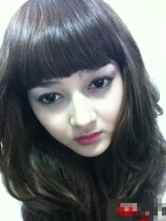 Sống mũi thẳng, nhan sắc hơi lai Tây. Sống mũi thẳng, nhan sắc hơi lai Tây.