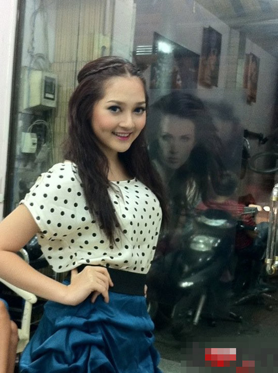 Và ở ngoài sân khấu. Và ở ngoài sân khấu.