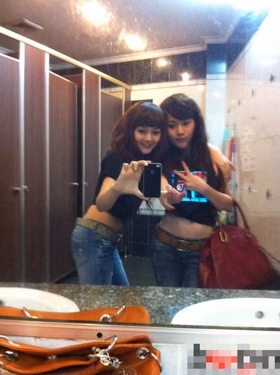 Chụp ảnh trong nhà vệ sinh là xu hướng giới trẻ mê mẩn bấy lâu nay, và Bảo Anh cũng không ngoại lệ.