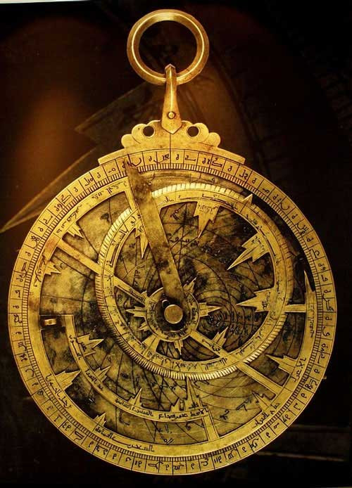 Nổi bật là giữa thiết bị có hình ảnh bầu trời được chia thành những chòm sao... Nổi bật là giữa thiết bị có hình ảnh bầu trời được chia thành những chòm sao...