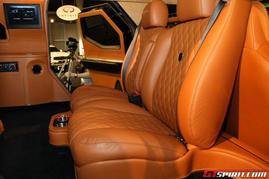 Trong khi đó, gói Security Group bổ sung gầm xe có khả năng chịu sức nổ, hệ thống tự động dò tìm nguy hiểm, hộp đen ghi lại lịch trình, bình chữa cháy, hệ thống camera quan sát ngoại vi, hệ thống cung cấp dưỡng khí bên trong và mặt nạ phòng độc. Trong khi đó, gói Security Group bổ sung gầm xe có khả năng chịu sức nổ, hệ thống tự động dò tìm nguy hiểm, hộp đen ghi lại lịch trình, bình chữa cháy, hệ thống camera quan sát ngoại vi, hệ thống cung cấp dưỡng khí bên trong và mặt nạ phòng độc.