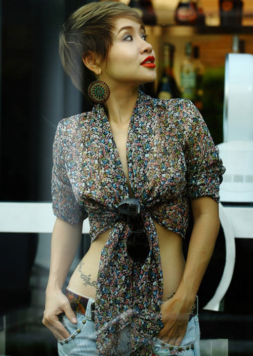 Nếu công bằng nhận xét sẽ phải nói rằng Mai Khôi thực sự là một "chiếc đồng hồ cát" rực lửa sexy, tràn trề nhựa sống. Nếu công bằng nhận xét sẽ phải nói rằng Mai Khôi thực sự là một "chiếc đồng hồ cát" rực lửa sexy, tràn trề nhựa sống.