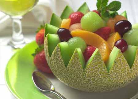 Trái cây tự nhiên: Có thể sử dụng mặt nạ các loại dưa chuột, dưa hấu, xoài, dứa... để mát xa mặt theo chuyển động vòng tròn. Điều này giúp tăng tốc độ lưu thông máu, chống hình thành nếp nhăn. Trái cây tự nhiên: Có thể sử dụng mặt nạ các loại dưa chuột, dưa hấu, xoài, dứa... để mát xa mặt theo chuyển động vòng tròn. Điều này giúp tăng tốc độ lưu thông máu, chống hình thành nếp nhăn.