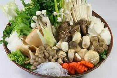 Thời gian ủ bệnh trung bình từ 2 - 4 giờ. Triệu chứng chủ yếu là hội chứng thần kinh (buồn nôn, nôn, đau đầu, rối loạn cảm giác, vận động...), kèm hội chứng tiêu hóa (đau bụng, tiêu chảy). Tỷ lệ tử vong do ngộ độc nhóm độc tố này thường rất cao.