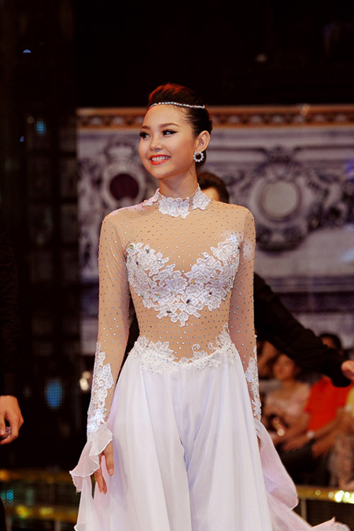 Minh Hằng xinh tươi như nàng công chúa nhỏ. Minh Hằng xinh tươi như nàng công chúa nhỏ.