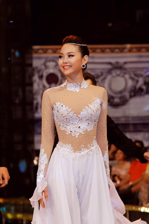 Minh Hằng xinh tươi như nàng công chúa nhỏ.