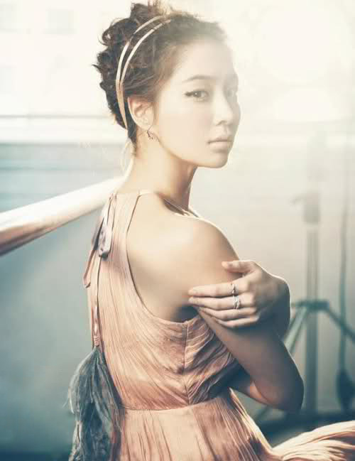 Và mái tóc đó được rất nhiều sao toàn cầu học hỏi. Lee Min Jung cuốn hút và kêu sa nhờ tóc búi rối. Và mái tóc đó được rất nhiều sao toàn cầu học hỏi. Lee Min Jung cuốn hút và kêu sa nhờ tóc búi rối.