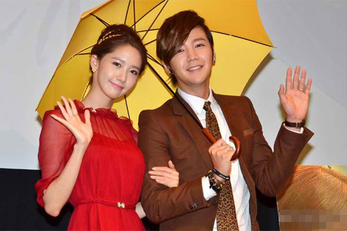 Mái tóc búi cao điểm thêm chiếc nơ nhỏ xinh khiến Yoona (SNSD) dịu dàng quá đỗi. Mái tóc búi cao điểm thêm chiếc nơ nhỏ xinh khiến Yoona (SNSD) dịu dàng quá đỗi.