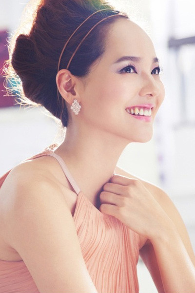 Eugene khoe được toàn bộ nét đẹp hoàn hảo trên tạp chí. Eugene khoe được toàn bộ nét đẹp hoàn hảo trên tạp chí.