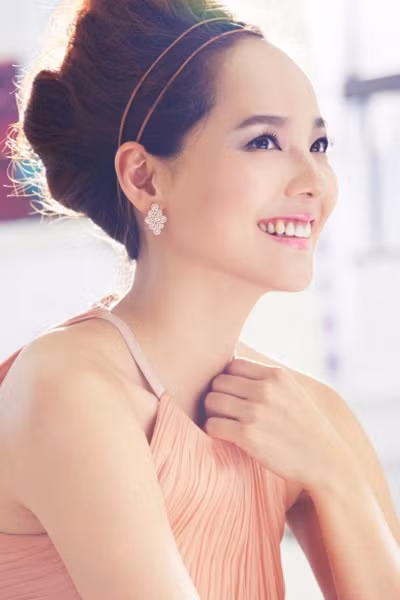 Eugene khoe được toàn bộ nét đẹp hoàn hảo trên tạp chí.