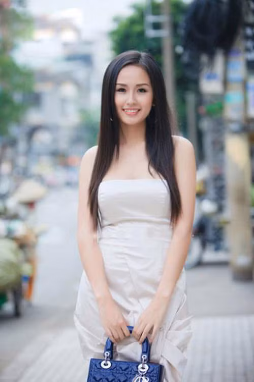 Tiếp đó, người đẹp còn sở hữu một chiếc túi Dior Lady cỡ vừa màu xanh tím than.