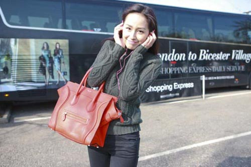 ... hay túi Céline Luggage Tote có giá khoảng 2.500 $ (khoảng 52 triệu đồng). ... hay túi Céline Luggage Tote có giá khoảng 2.500 $ (khoảng 52 triệu đồng).